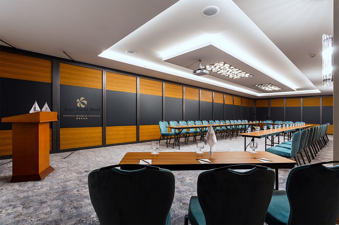 Bodrum Gümüşlük'te yer alan beş yıldızlı otel Royal Asarlık Beach toplantı odası fotoğrafı